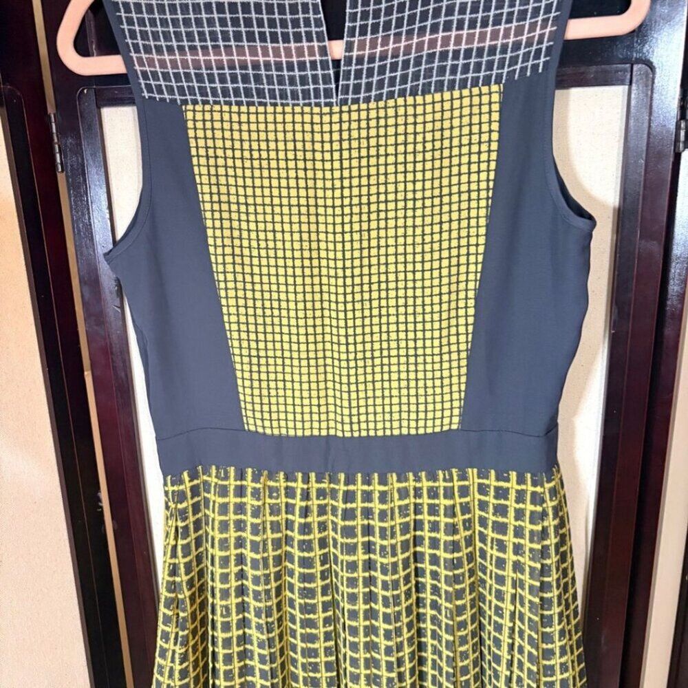 Halogen Geometric Pleated Dress Petite 8P Sleeveless Fit Flare Midi Work - Picture 5 of 9